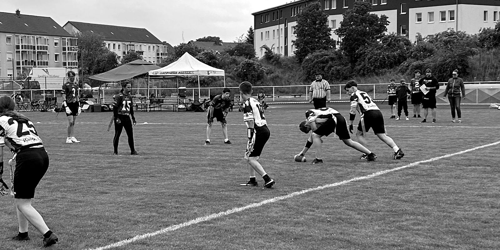 Jugendliche der U16 laufen einen Spielzug